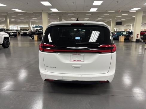 Used 2024 Chrysler Pacifica Touring-L image 6