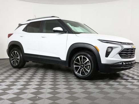 Used 2025 Chevrolet TrailBlazer LT image 2