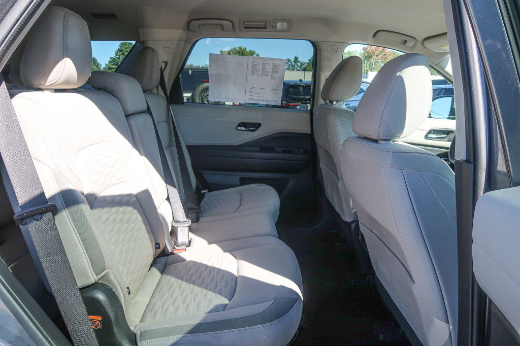 Used 2022 Nissan Pathfinder SV AWD/4WD image 16