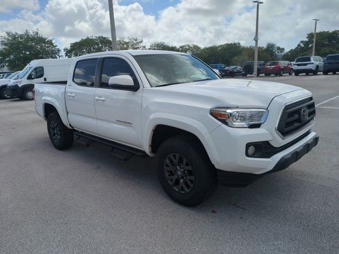 Used 2022 Toyota Tacoma SR5 w/ Technology Package image 2