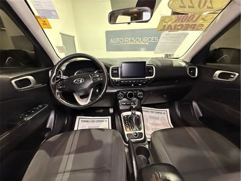 Used 2022 Hyundai Venue SEL image 17