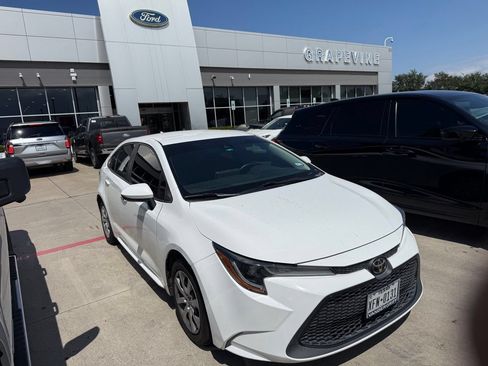 Used 2021 Toyota Corolla LE FWD image 2