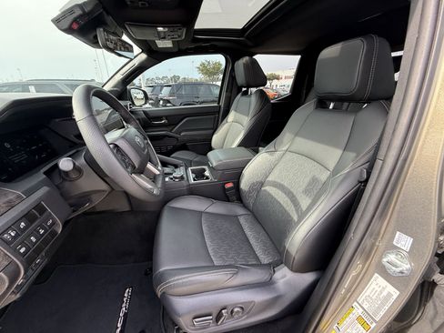 Used 2025 Toyota Tacoma Limited image 29