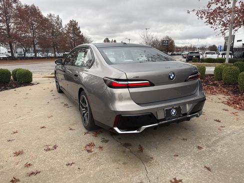 New 2026 BMW 750e xDrive image 3