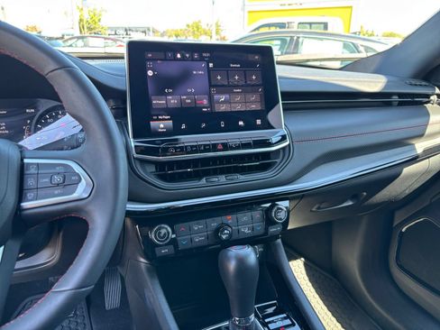 Used 2025 Jeep Compass Trailhawk AWD/4WD image 17