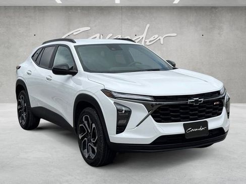 Certified 2025 Chevrolet Trax RS image 2