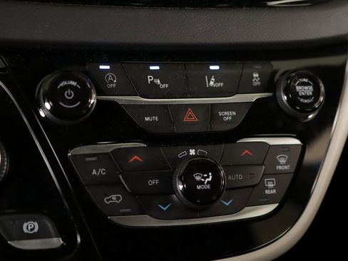 Used 2024 Chrysler Pacifica Touring-L image 15