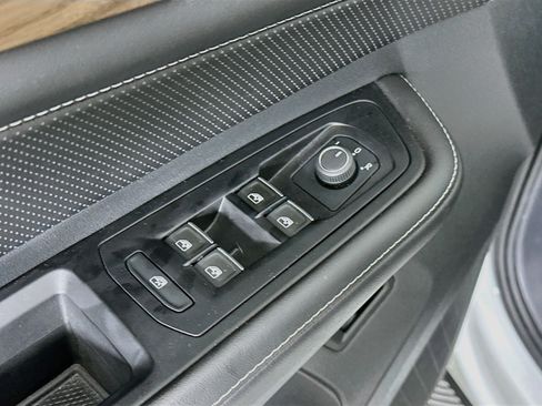 Used 2025 Volkswagen Atlas SE FWD image 15