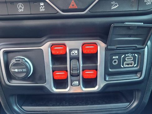 Used 2018 Jeep Wrangler Unlimited Sahara AWD/4WD image 21
