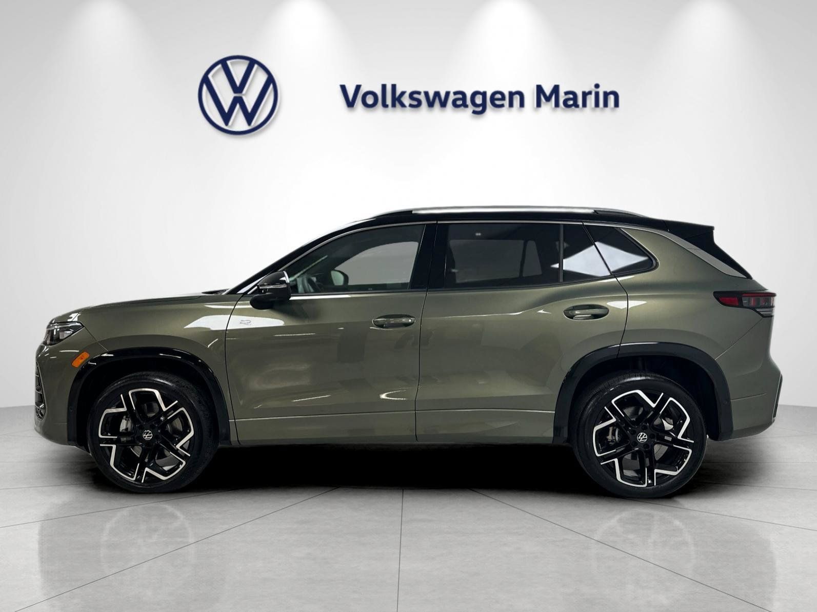 New 2026 Volkswagen Tiguan SEL R-Line AWD/4WD image 2