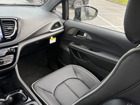 New 2027 Chrysler Pacifica Limited AWD/4WD image 36