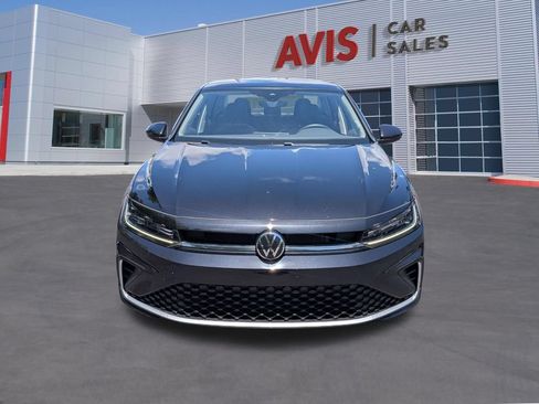 Used 2025 Volkswagen Jetta SE FWD image 2