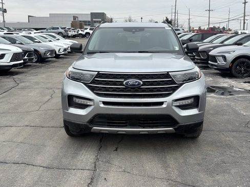 Used 2022 Ford Explorer XLT w/ Equipment Group 202A image 2