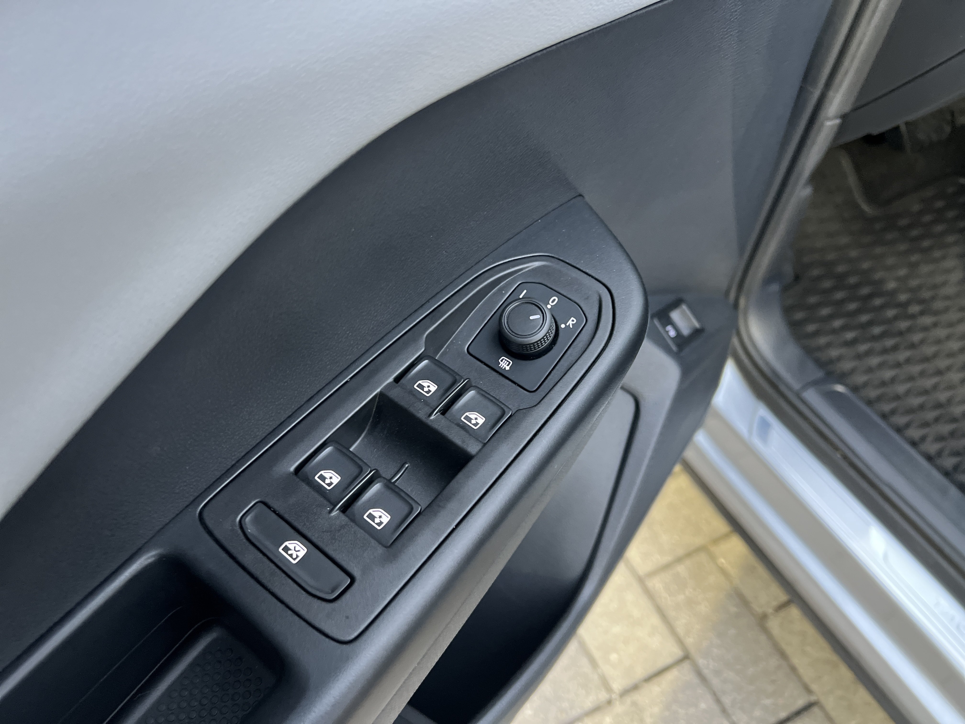 Used 2023 Volkswagen Taos SE w/ Panoramic Sunroof Package FWD image 12
