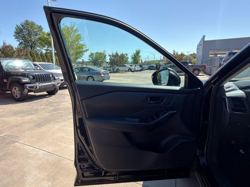 Used 2024 Nissan Rogue S image 9