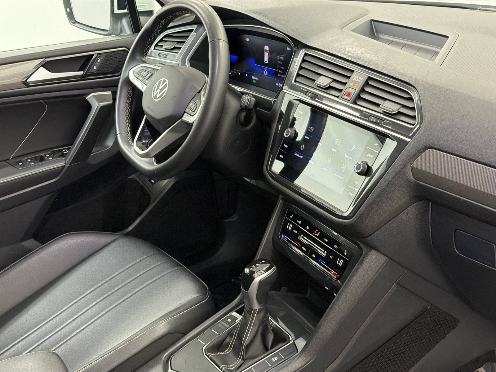 Used 2023 Volkswagen Tiguan SE FWD image 11