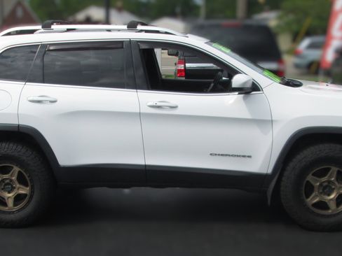 Used 2019 Jeep Cherokee Latitude Plus w/ Comfort/Convenience Group AWD/4WD image 3