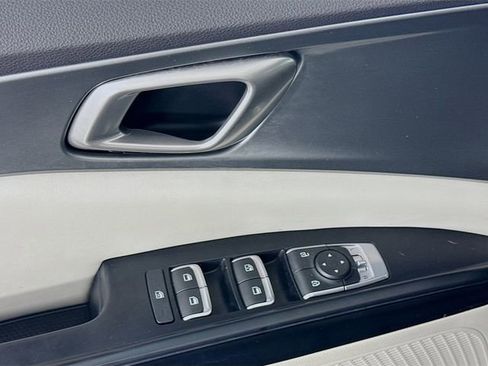 Used 2023 Kia Carnival LX image 17