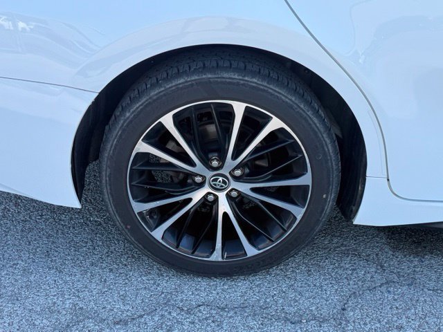 Used 2020 Toyota Camry SE w/ Blackout Package FWD image 10