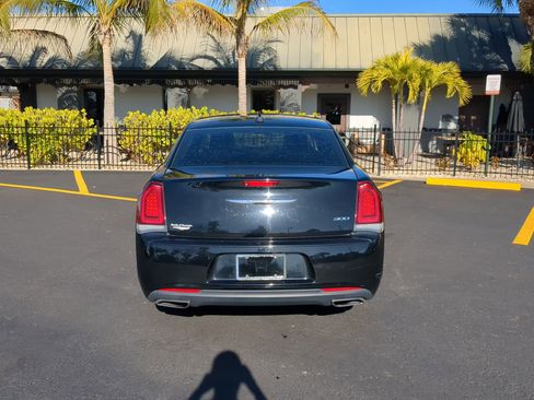 Used 2019 Chrysler 300 Touring w/ Sport Appearance Package image 7