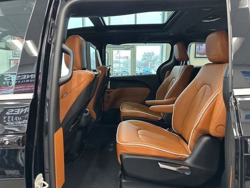 New 2026 Chrysler Pacifica Pinnacle image 24