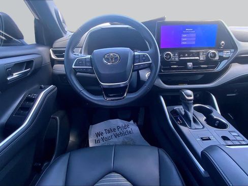 Used 2023 Toyota Highlander XSE FWD image 6