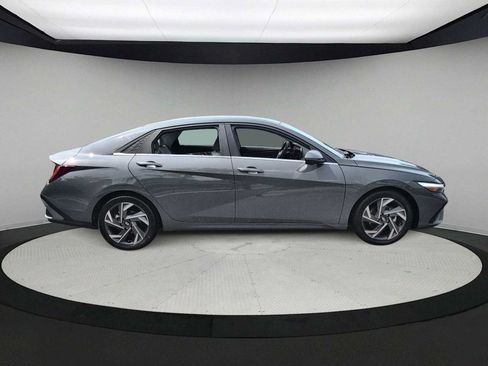Used 2024 Hyundai Elantra Limited FWD image 9