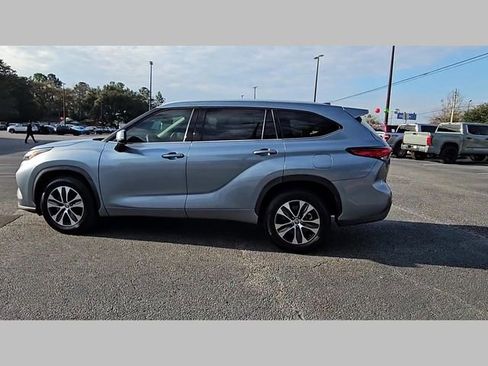 Used 2022 Toyota Highlander XLE image 23