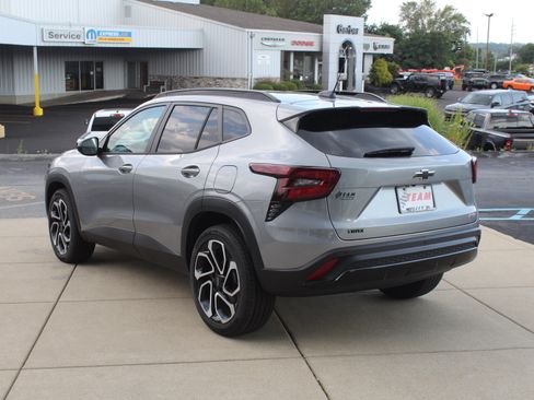 New 2026 Chevrolet Trax RS w/ Sunroof Package FWD image 7