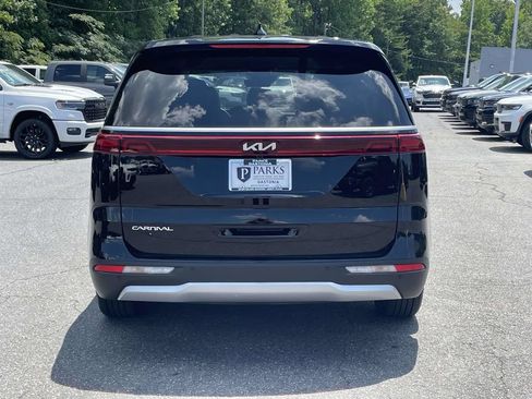 Used 2024 Kia Carnival EX FWD image 7