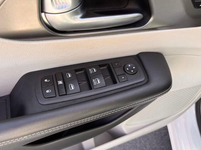 Used 2024 Chrysler Pacifica Limited FWD image 13