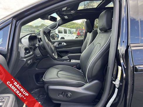 New 2026 Chrysler Pacifica Limited w/ S Appearance Package image 3