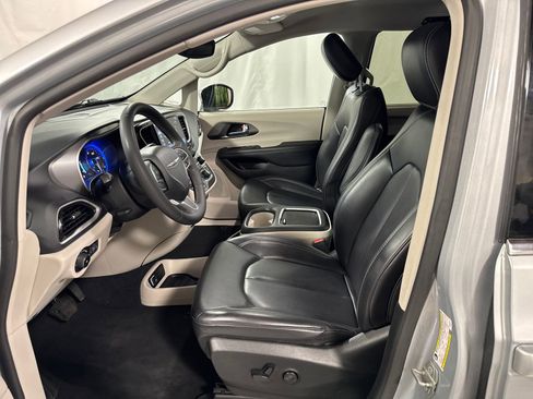 Used 2023 Chrysler Pacifica Touring-L FWD image 3