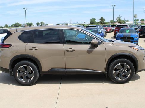 Used 2025 Nissan Rogue SV AWD/4WD image 4