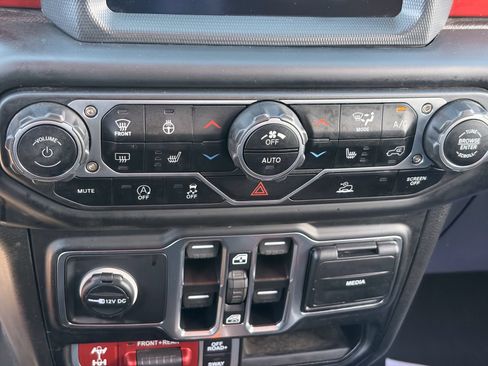 Used 2023 Jeep Wrangler Unlimited Rubicon w/ Cold Weather Group AWD/4WD image 23