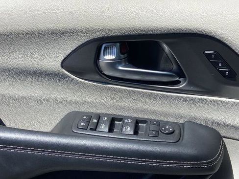 Used 2023 Chrysler Pacifica Touring-L FWD image 18