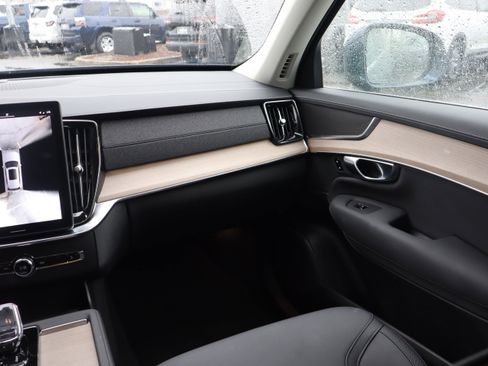 Used 2025 Volvo XC90 B5 Plus image 13