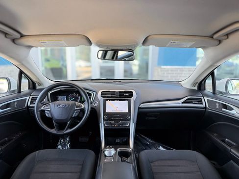 Used 2019 Ford Fusion SE FWD image 2