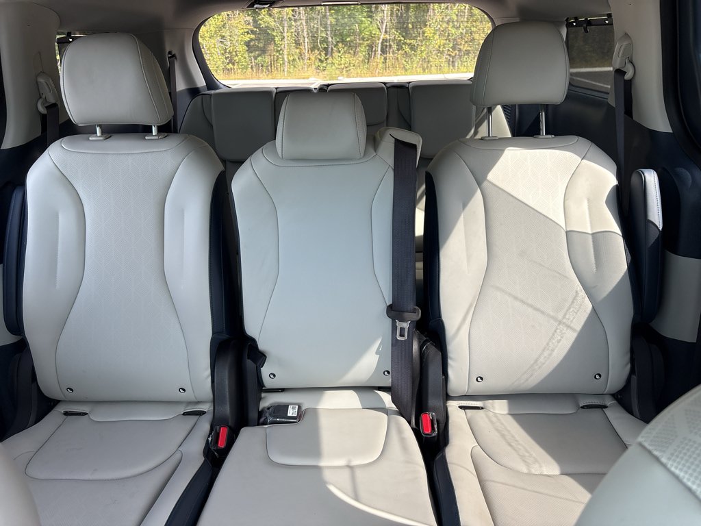 Used 2026 Kia Carnival EX FWD image 24