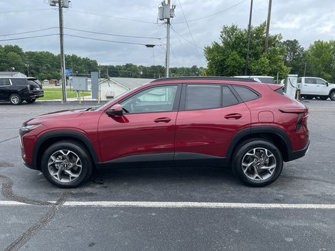 Certified 2025 Chevrolet Trax LT FWD image 1