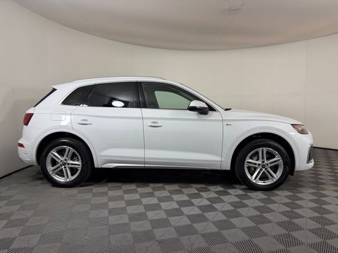 Used 2024 Audi Q5 e Premium w/ Convenience Package image 8