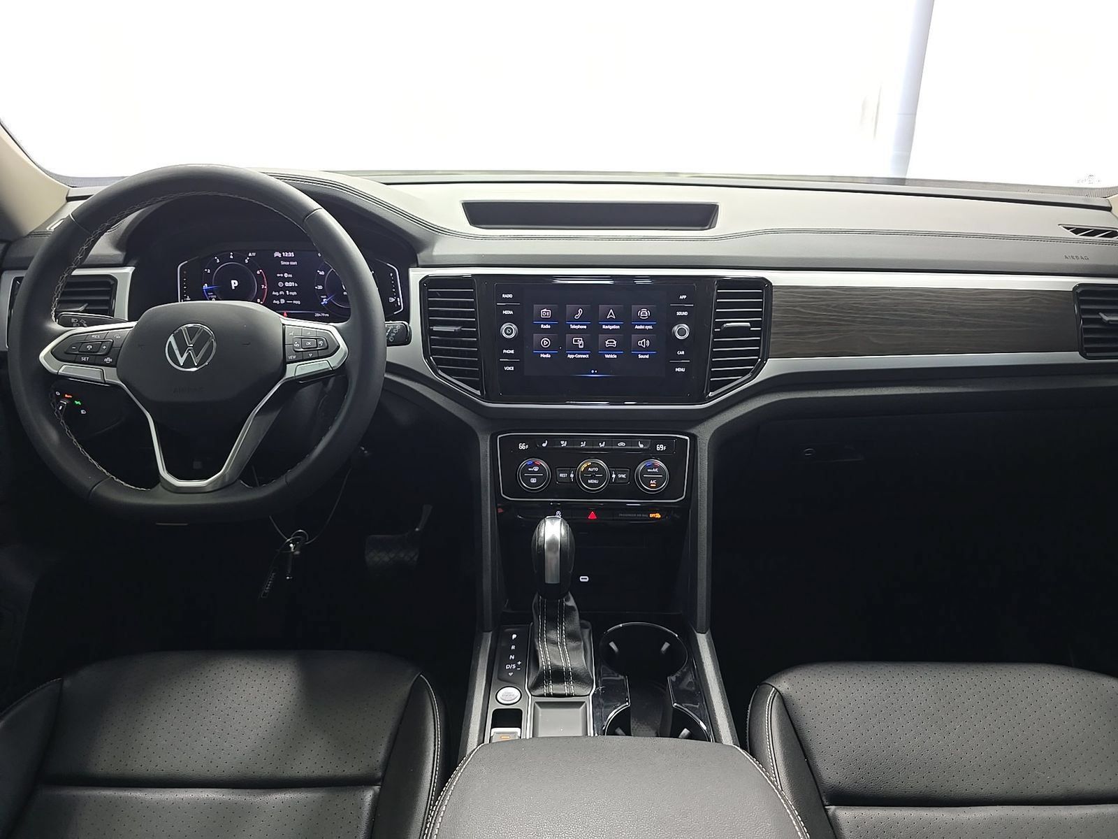 Used 2023 Volkswagen Atlas SE w/ Panoramic Sunroof Package FWD image 6