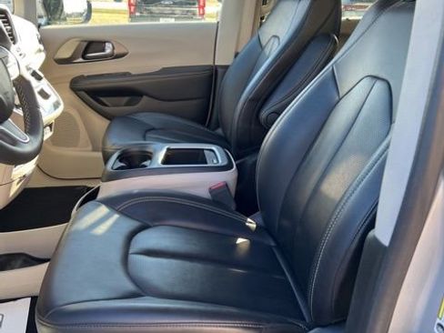 Used 2024 Chrysler Pacifica Touring-L image 13