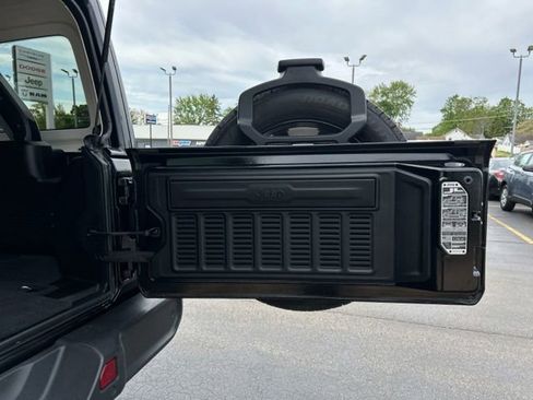 Used 2025 Jeep Wrangler Unlimited Sahara w/ Safety Group AWD/4WD image 12
