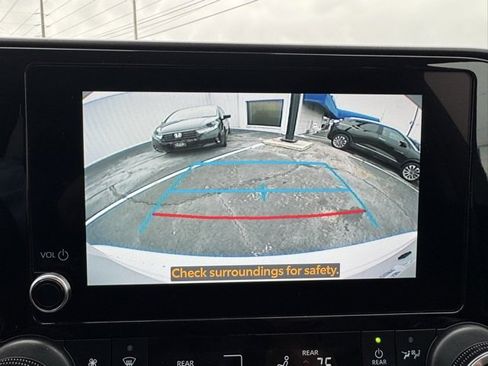 Used 2023 Toyota Highlander XLE image 9