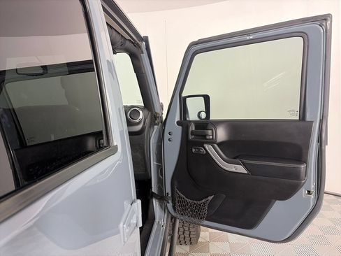 Used 2015 Jeep Wrangler Unlimited Rubicon AWD/4WD image 27