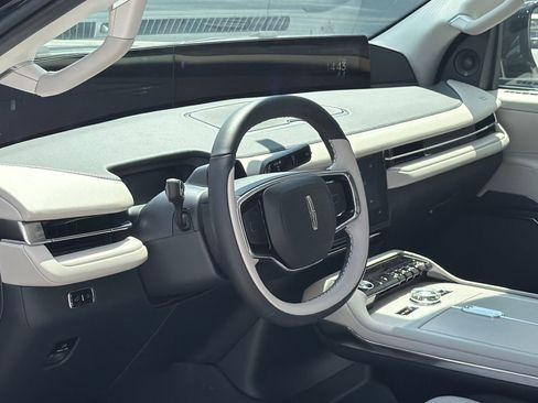 New 2026 Lincoln Navigator Reserve AWD/4WD image 17