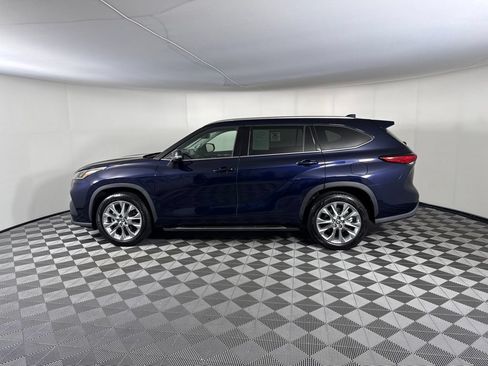 Used 2020 Toyota Highlander Limited FWD image 2