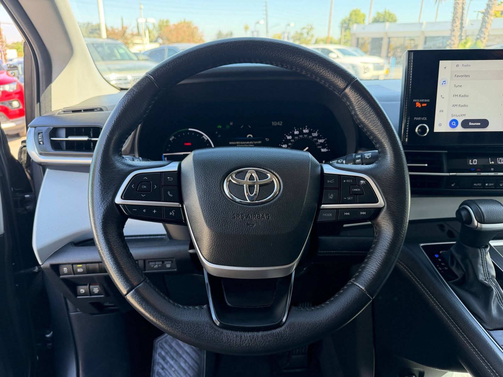 Used 2025 Toyota Sienna XLE FWD image 28