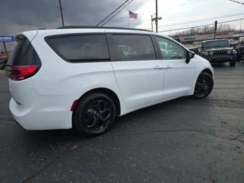 Used 2026 Chrysler Pacifica Premium FWD image 8